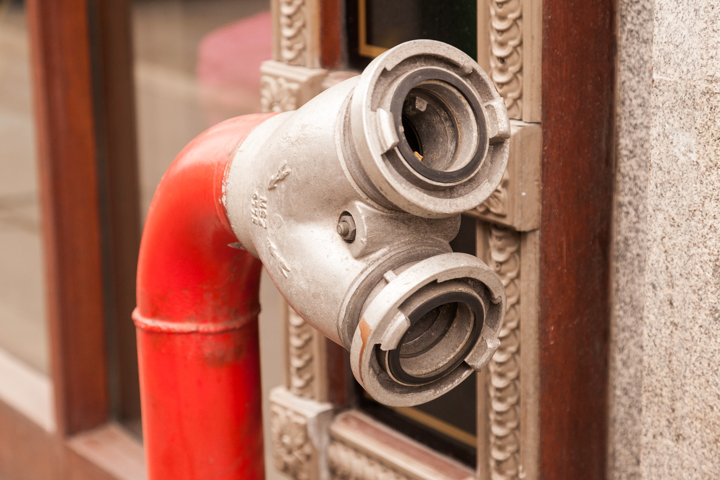 Пожарный гидрант смотрит на тебя с удивлением