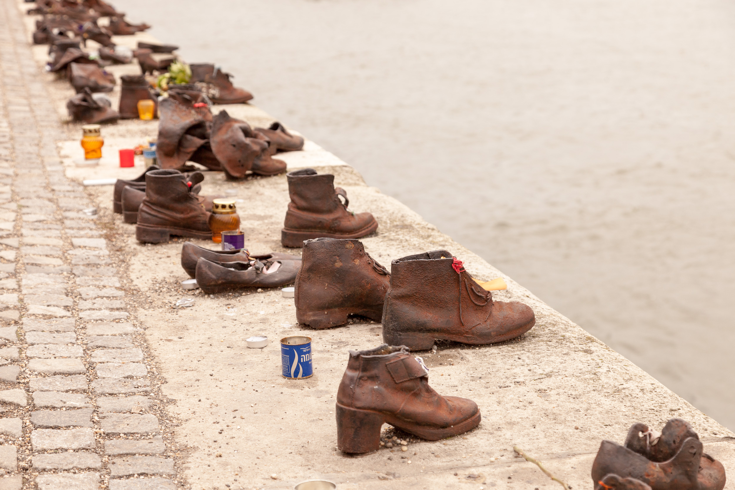 "Обувь на набережной Дуная"