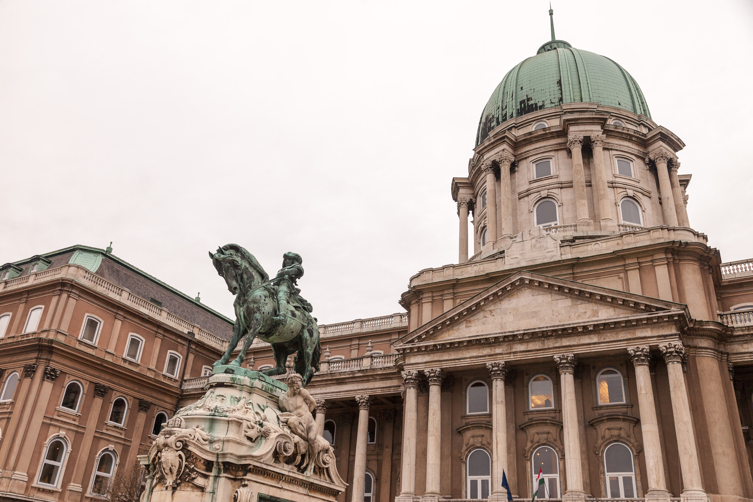 Королевский дворец и статуя Принца Евгения Савойского