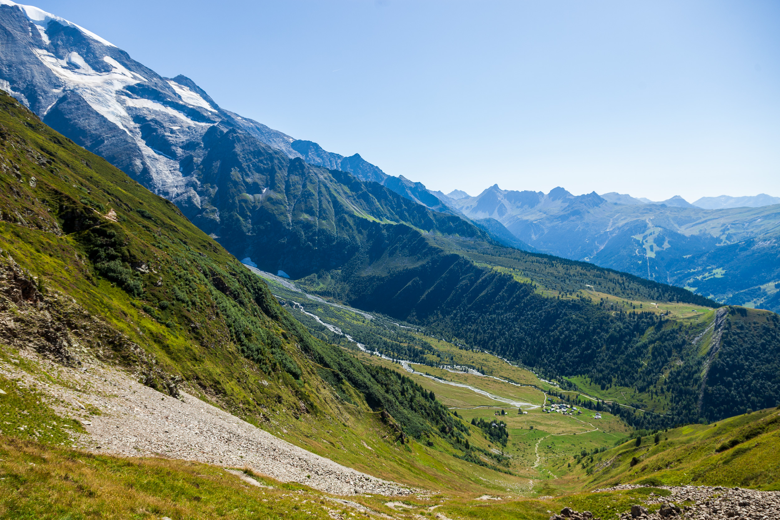 Вид вниз с перевала Col de Tricot