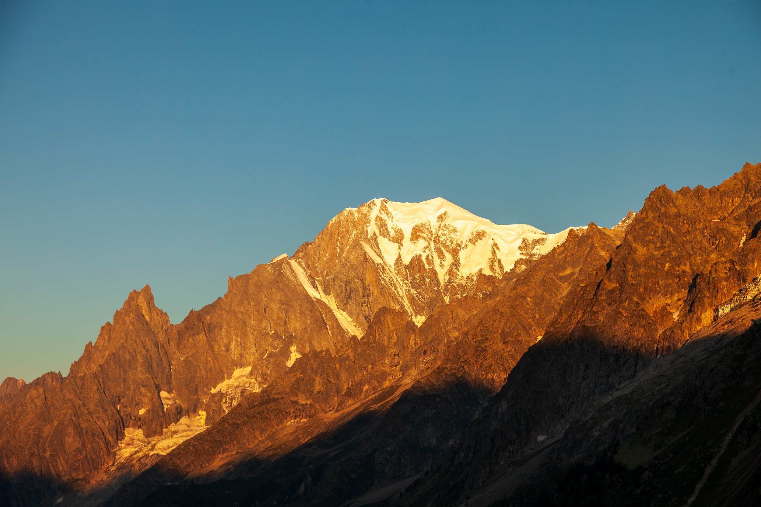 Рассвет шестого дня на Монбланом