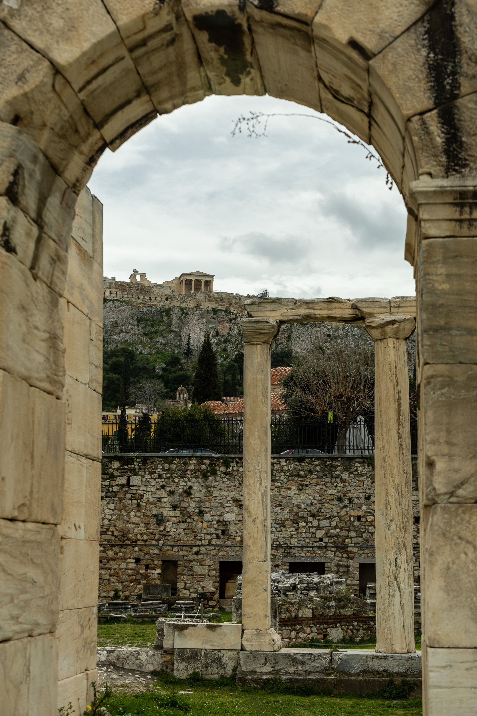 Вид на акрополь из руин библиотеки Адриана