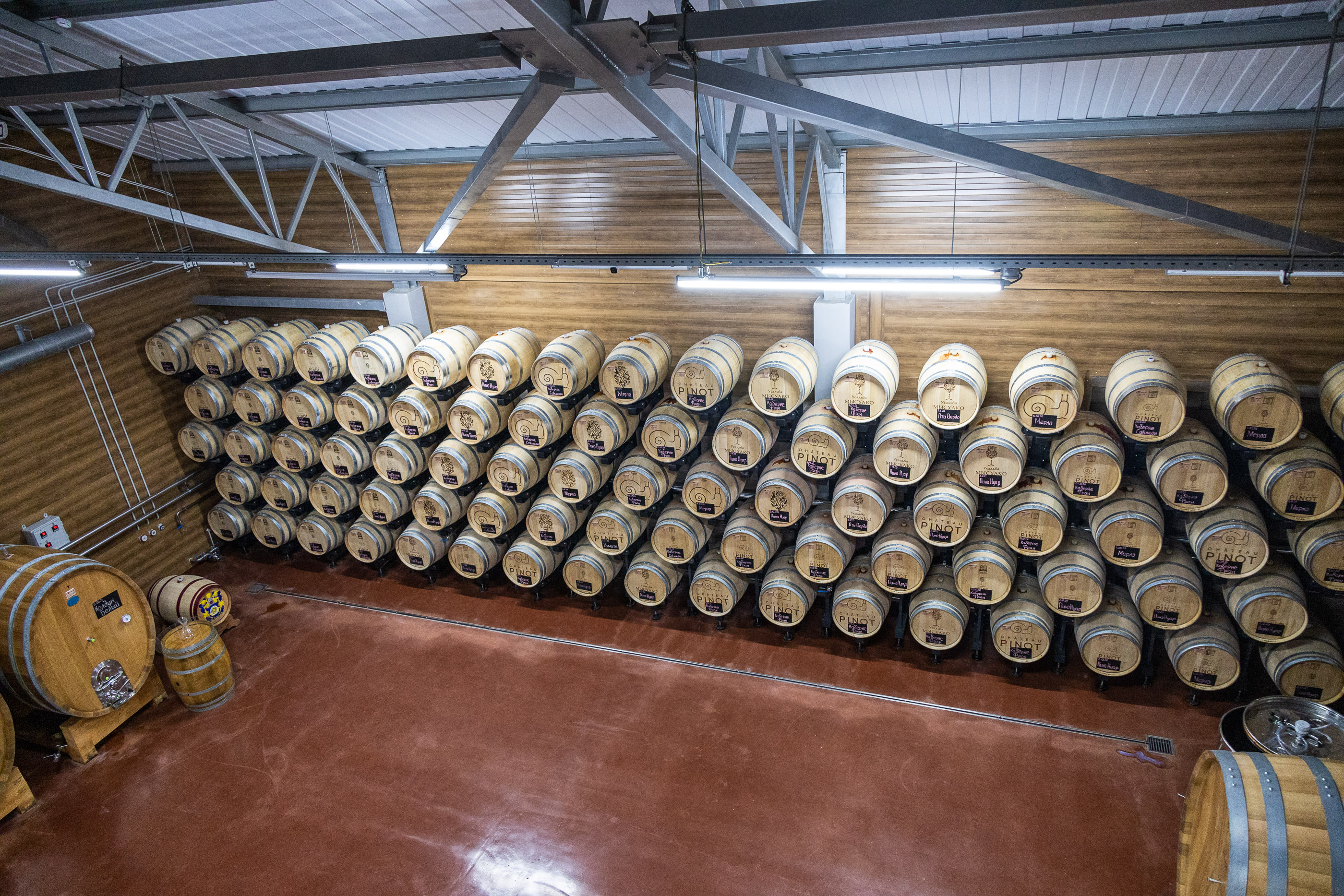 Бочки для выдержки вина винодельни Шато-Пино