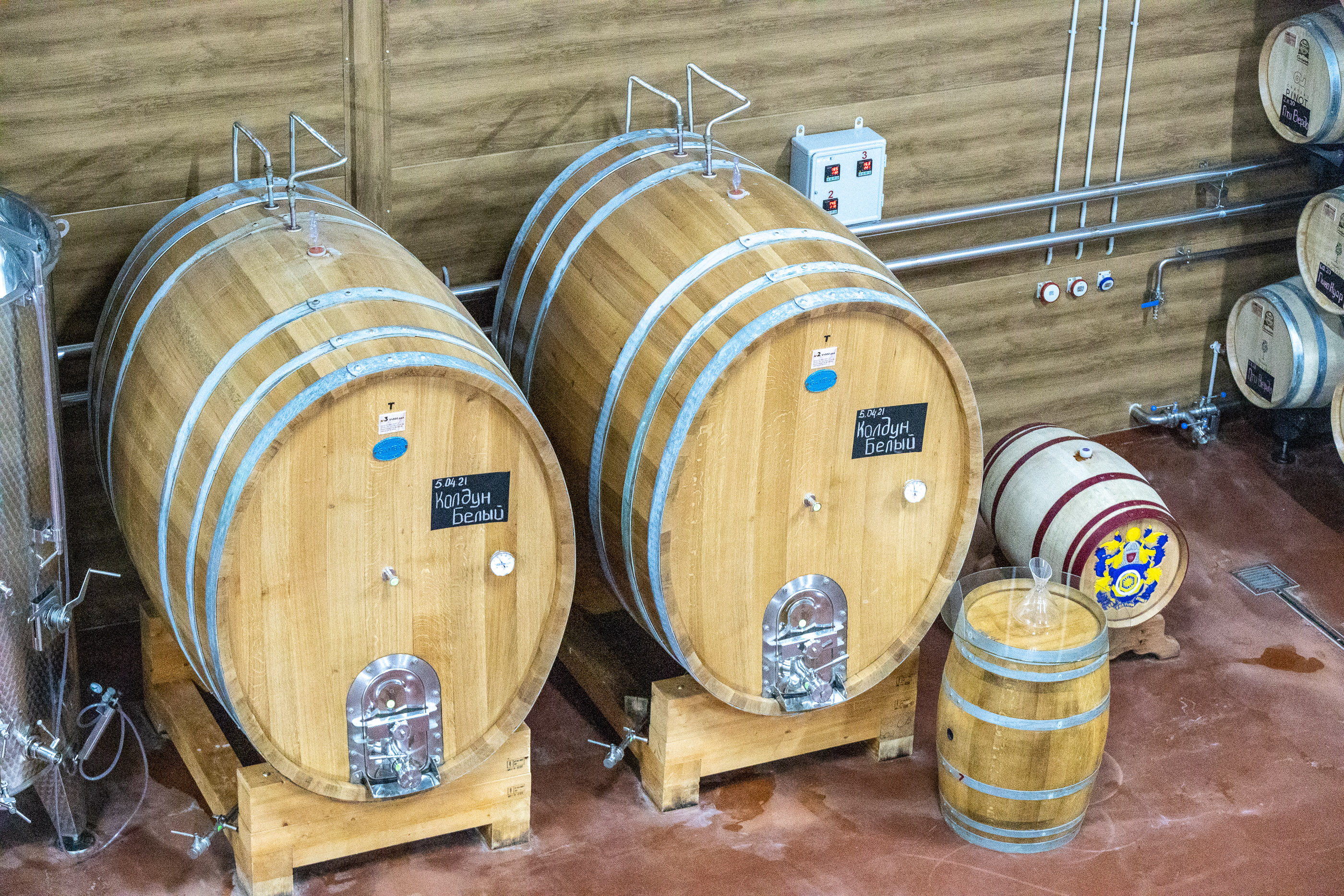 Бочки для выдержки вина винодельни Шато-Пино