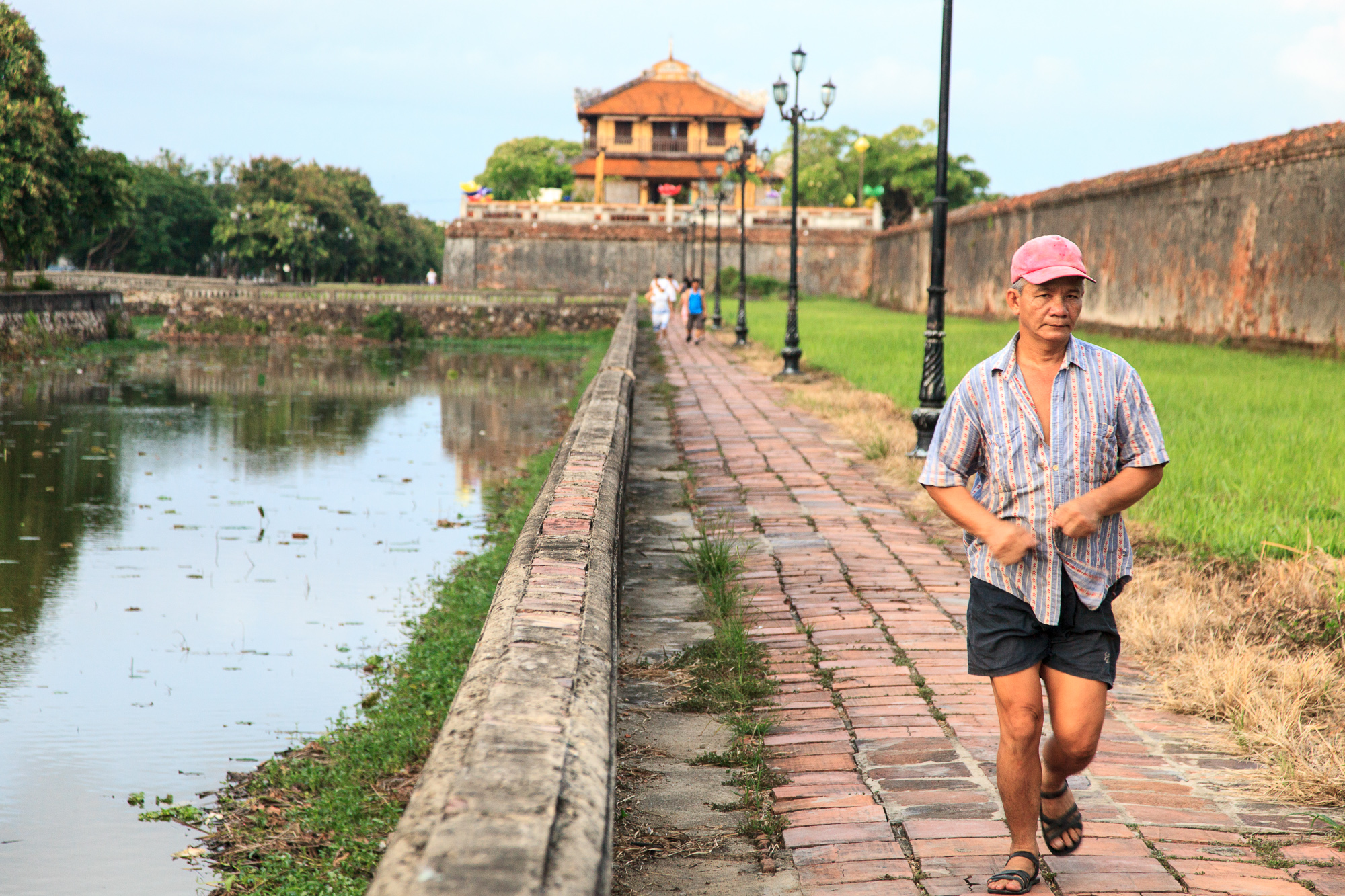 Между стеной и рвом