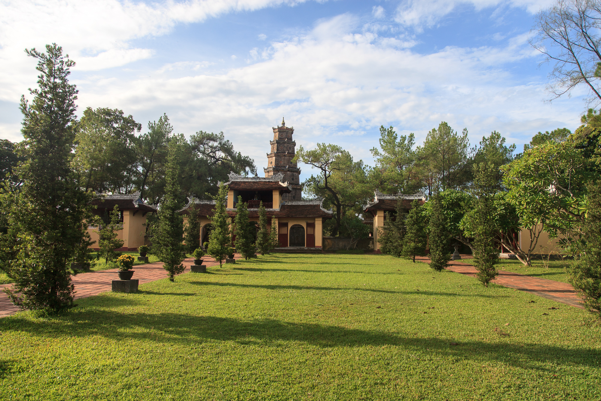 Утро в пагоде Тьен Му