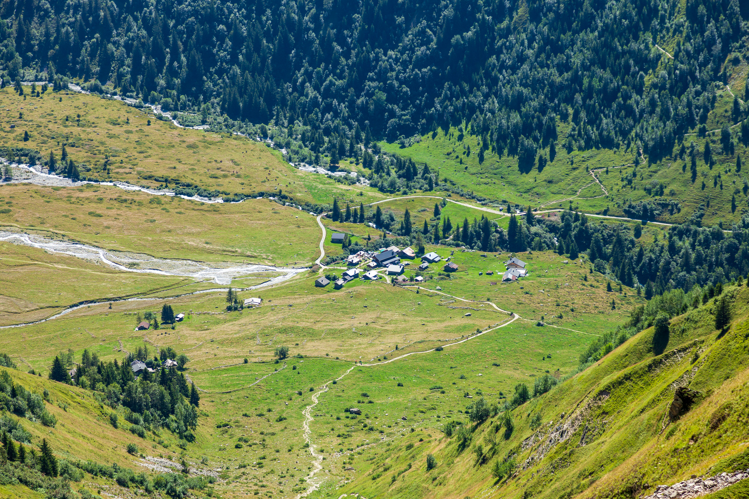 Дальний горный хутор и расположенный в нем приют Miage