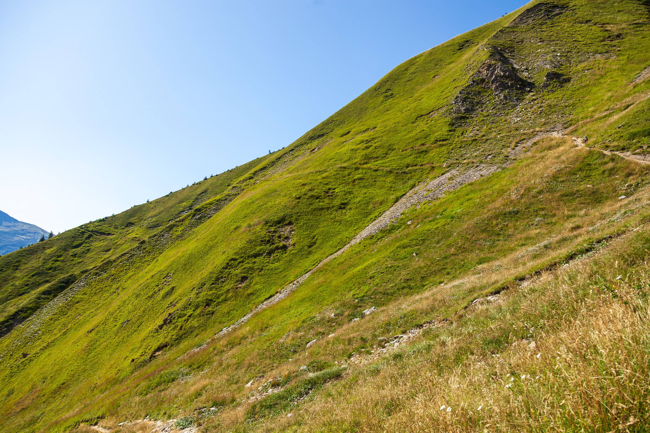 После перевала спуск довольно крут