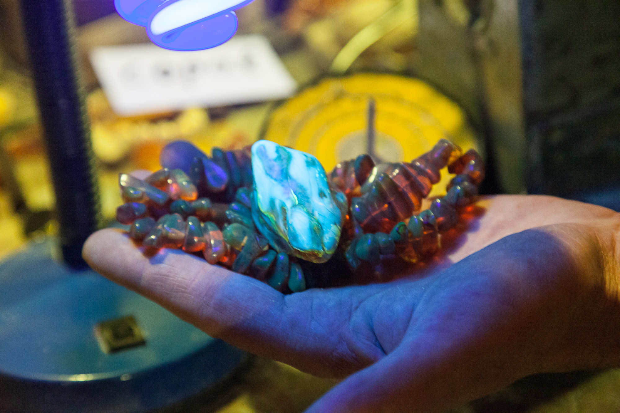 Янтарь в лучах ультрафиолетовой лампы