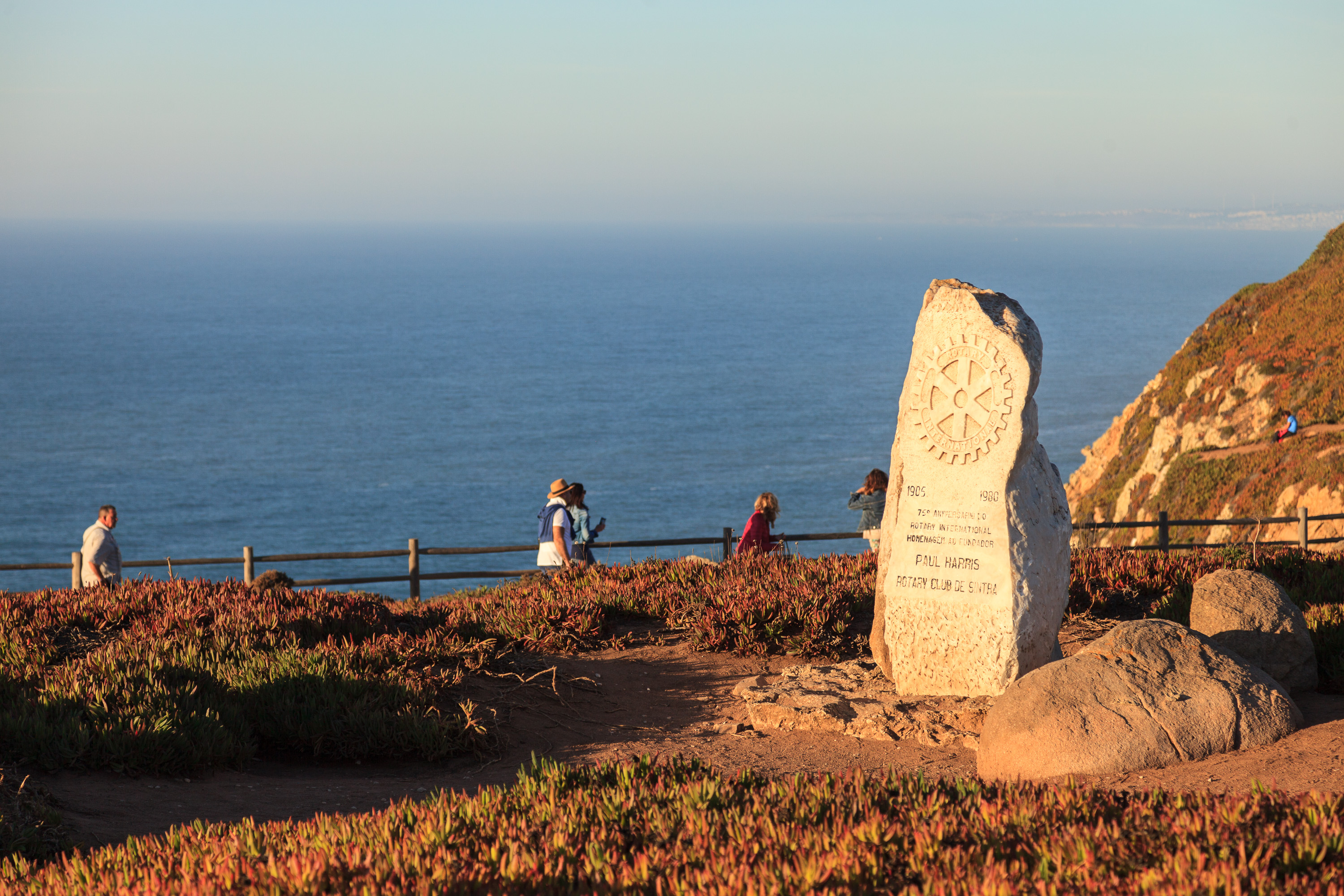 Памятный камень Полу Харрису