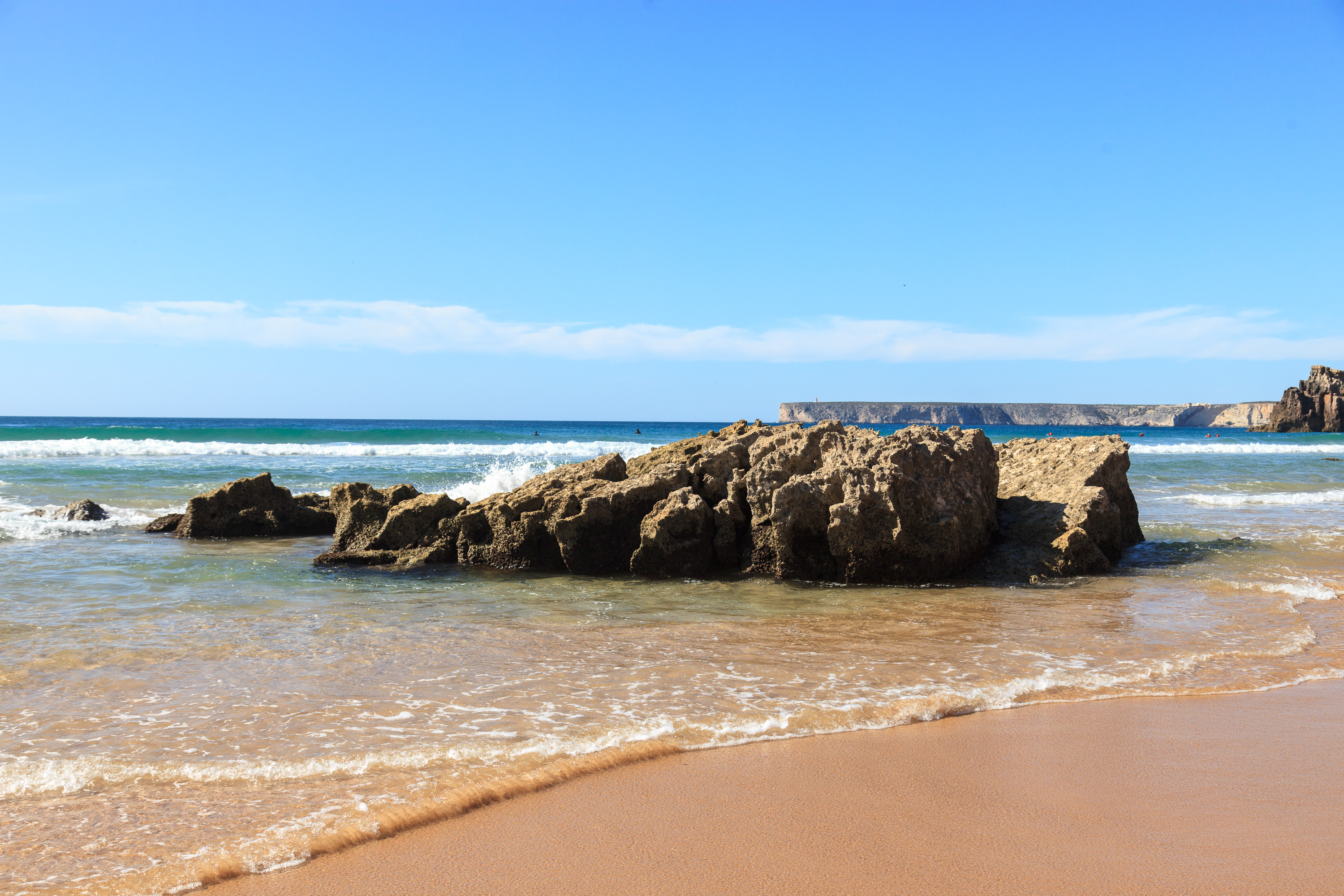 Скалы у пляжа Tonel