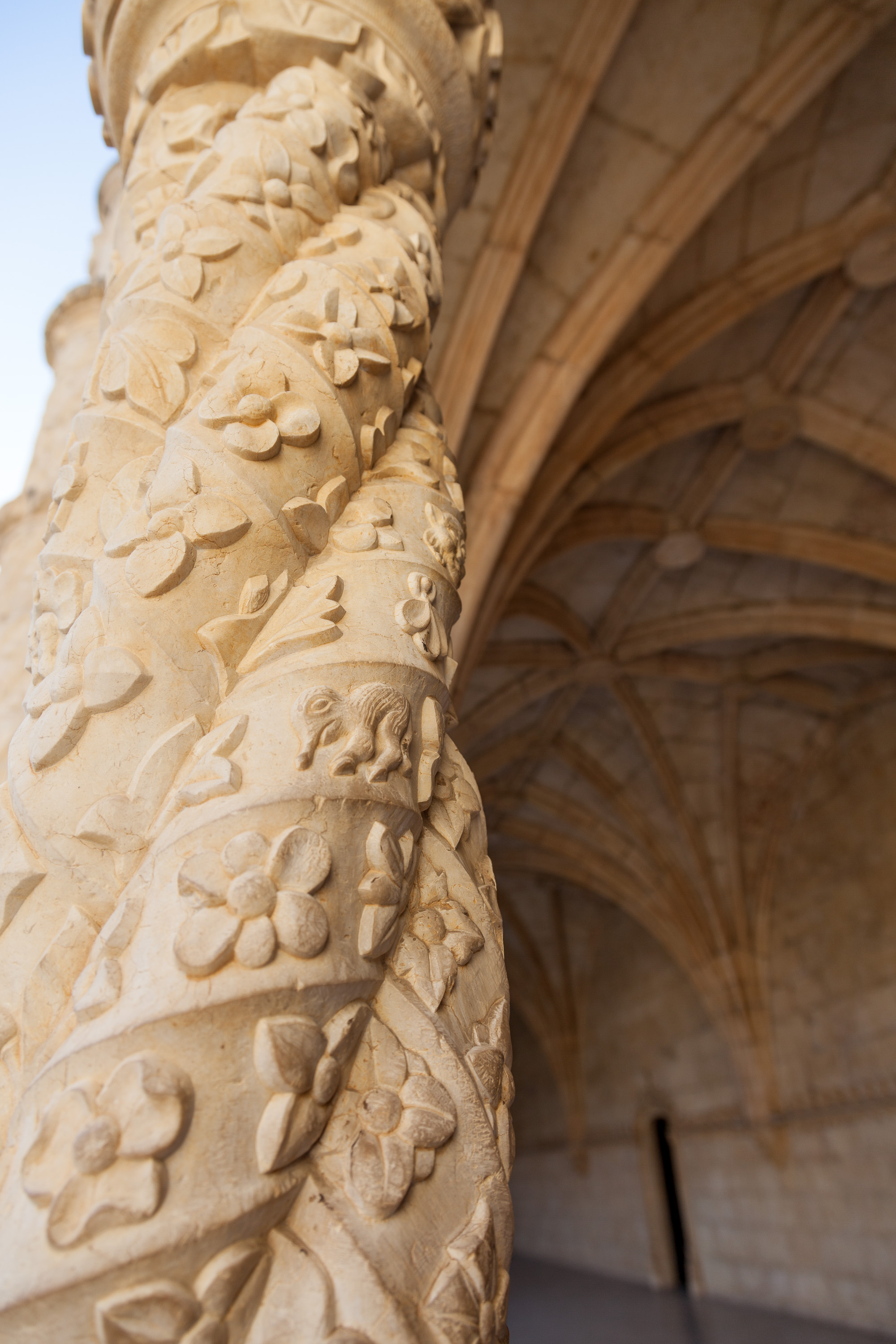 Во внутреннем дворике монастыря Жеронимуш в Лиссабоне