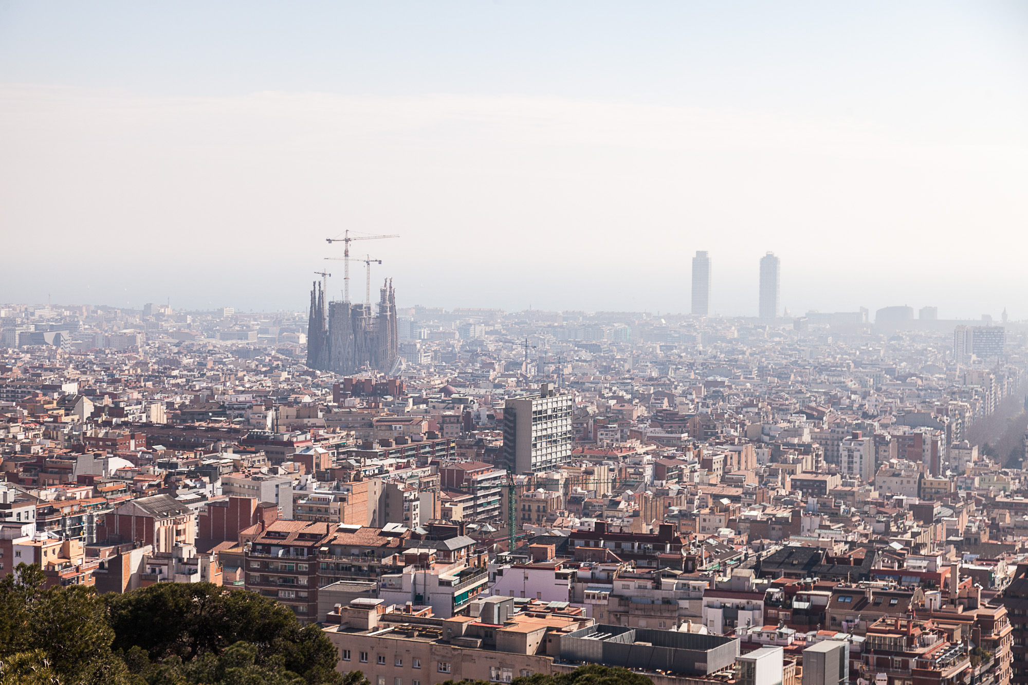Вид на Барселону со смотровой парка Гуэль