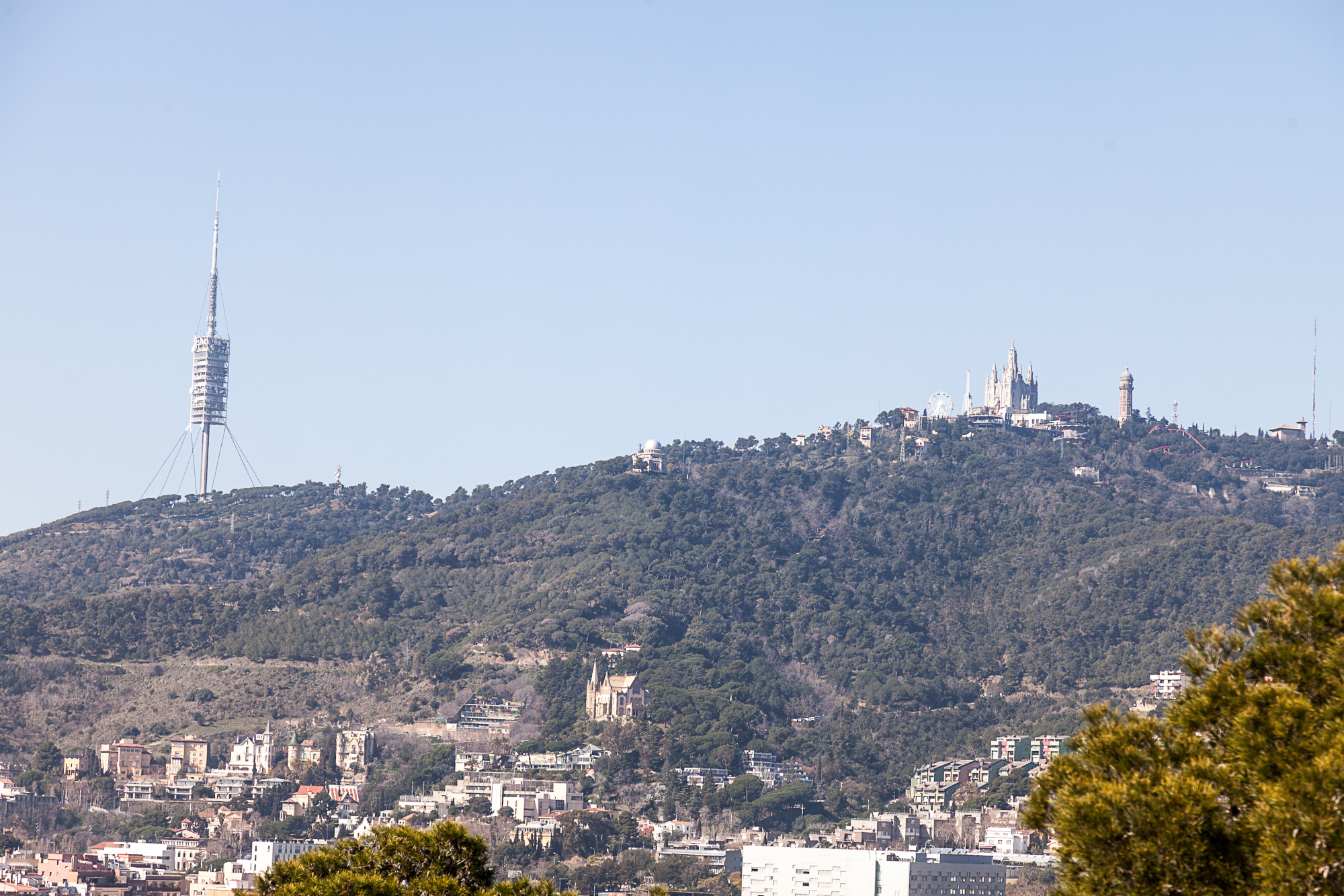 Вид на Барселону со смотровой парка Гуэль