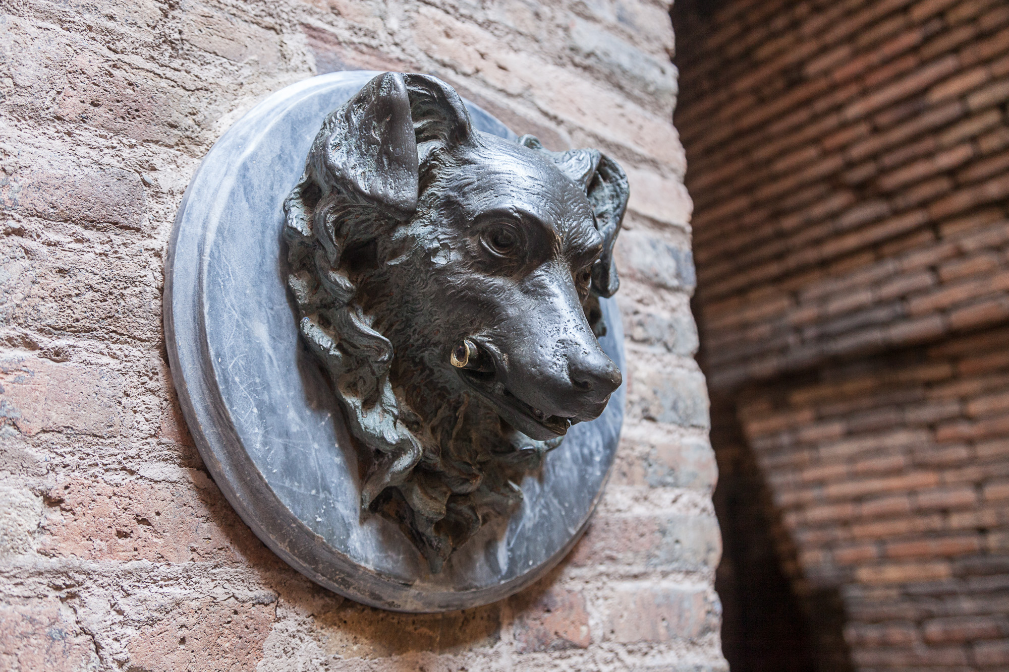 В подвале дворца Гуэля