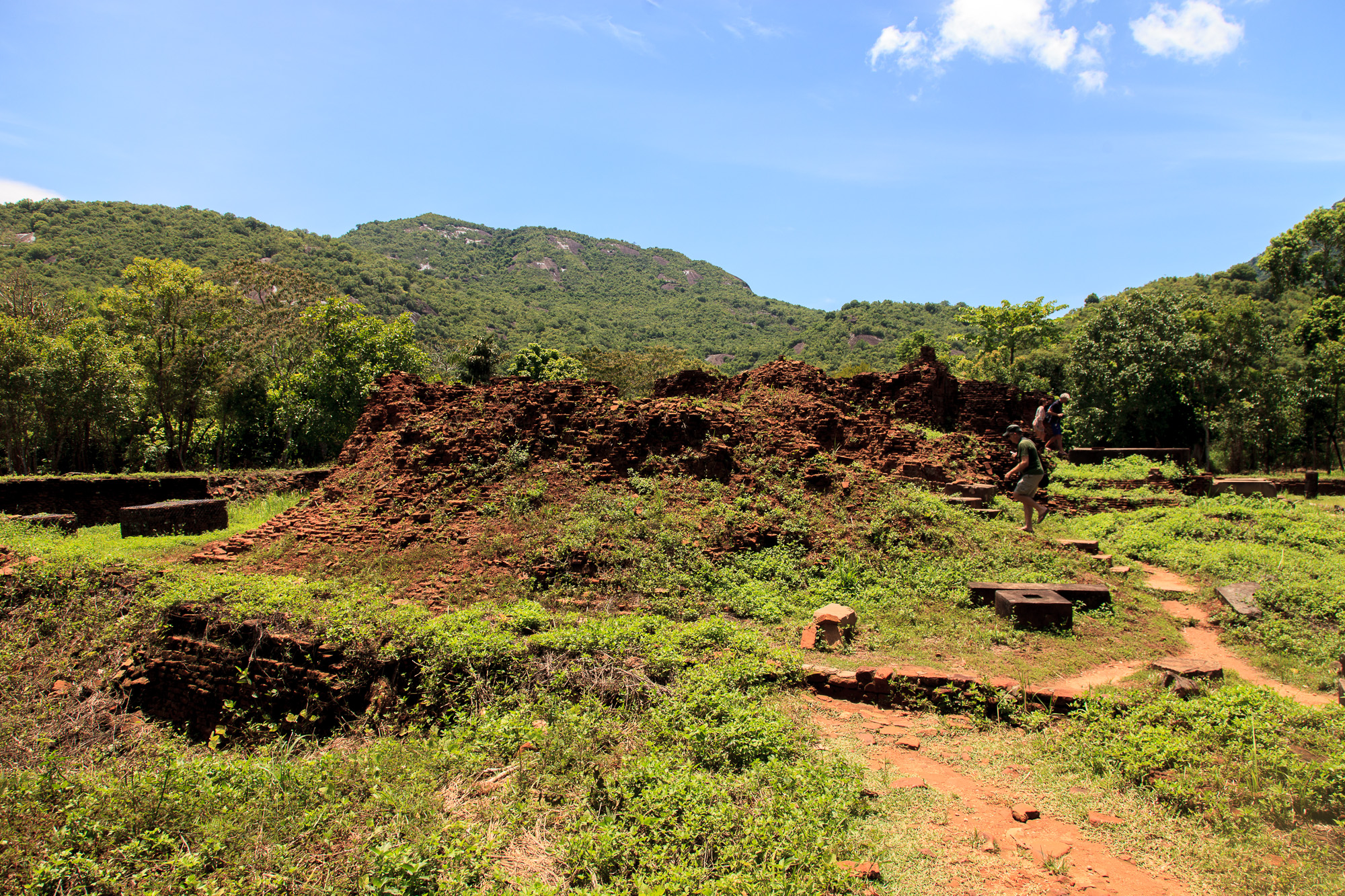 Здесь авиабомба попала прямо в центр