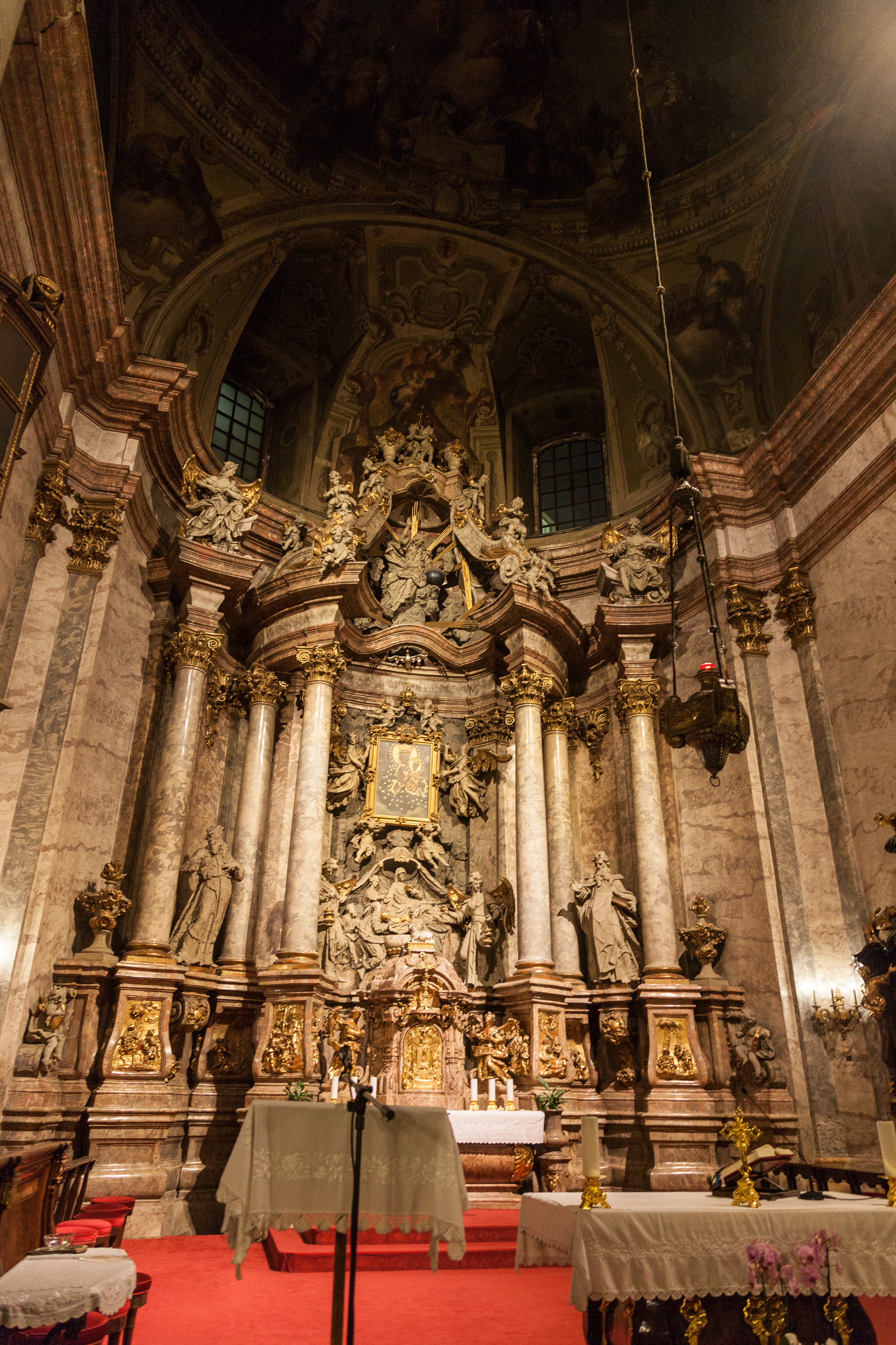 Интерьеры университетской церкви