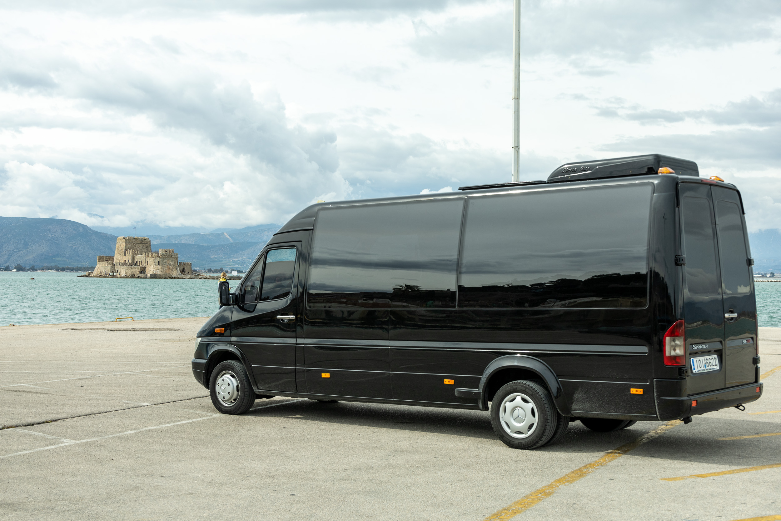 Наш автобус в старом порту Нафплиона