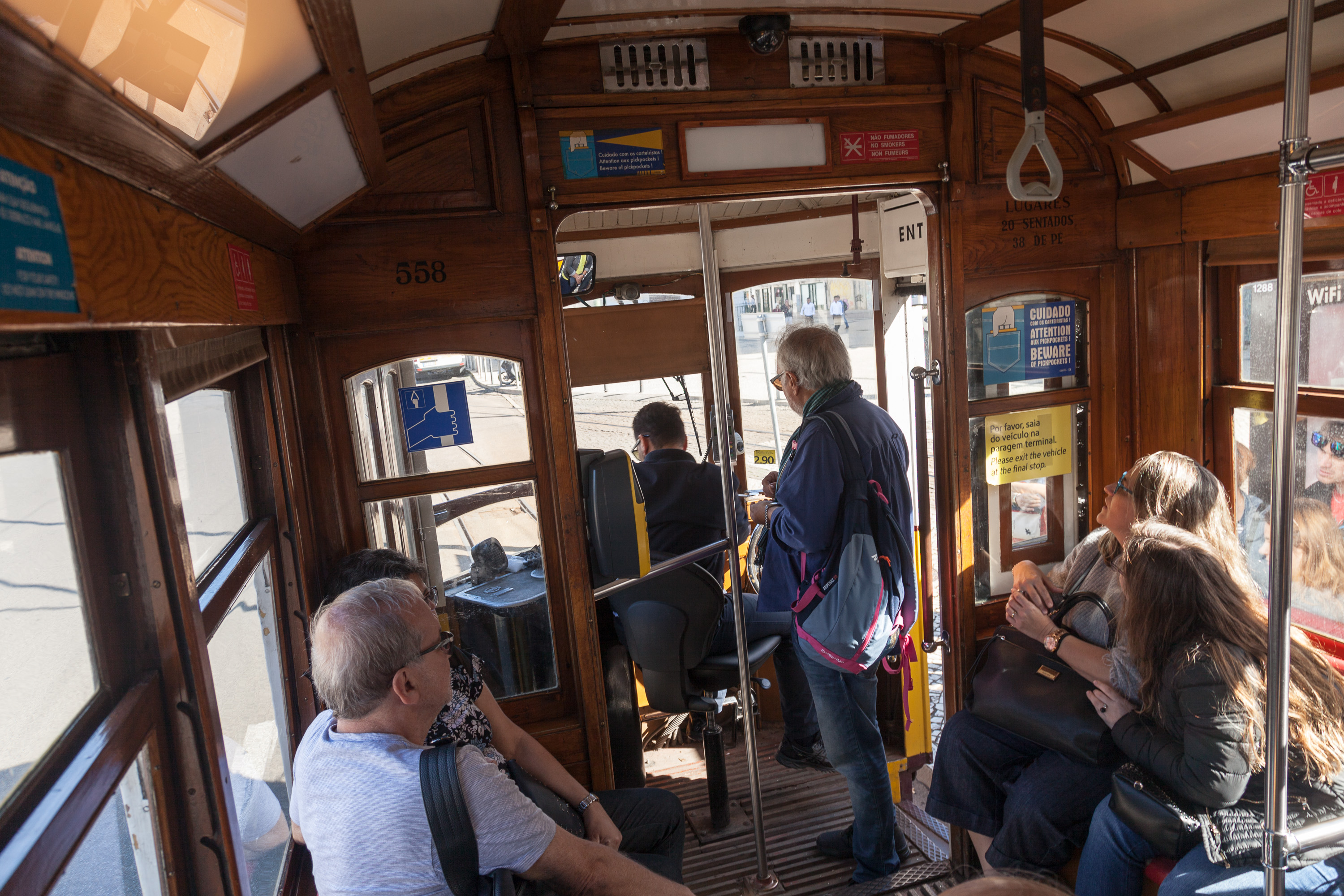 Едем в трамвае