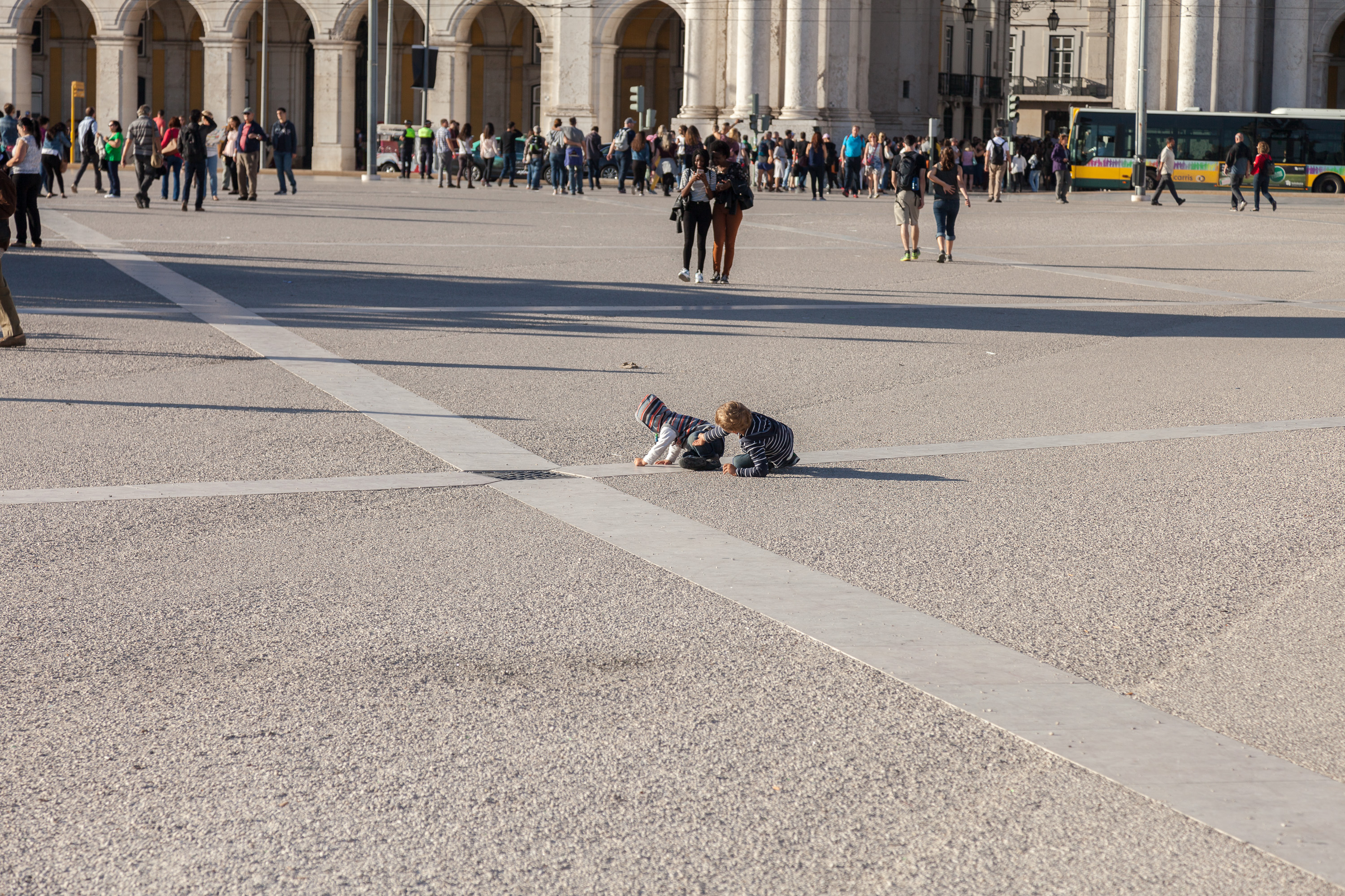 Дети играют на площади коммерции