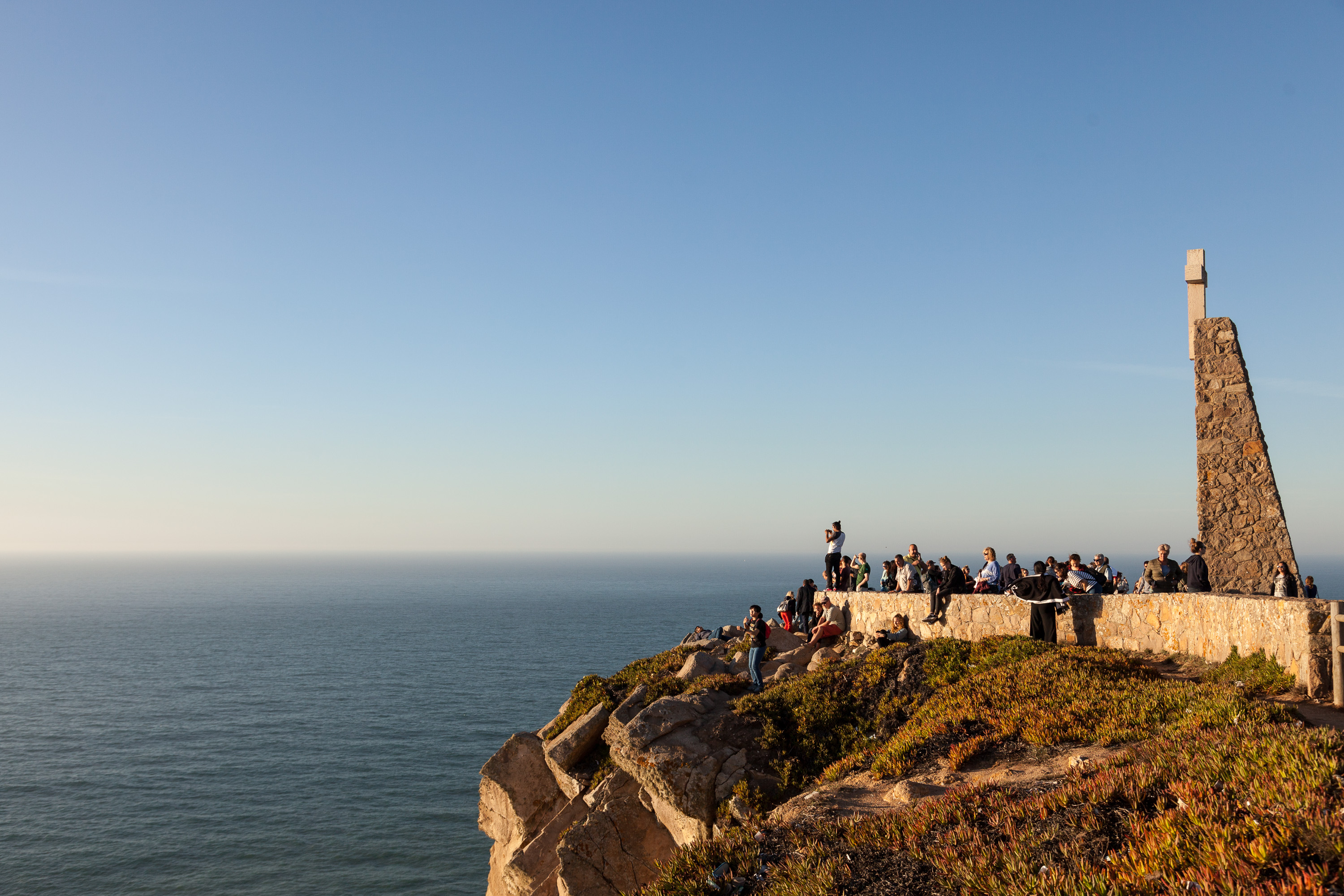 Туристы ждут заката на Мысе Рока