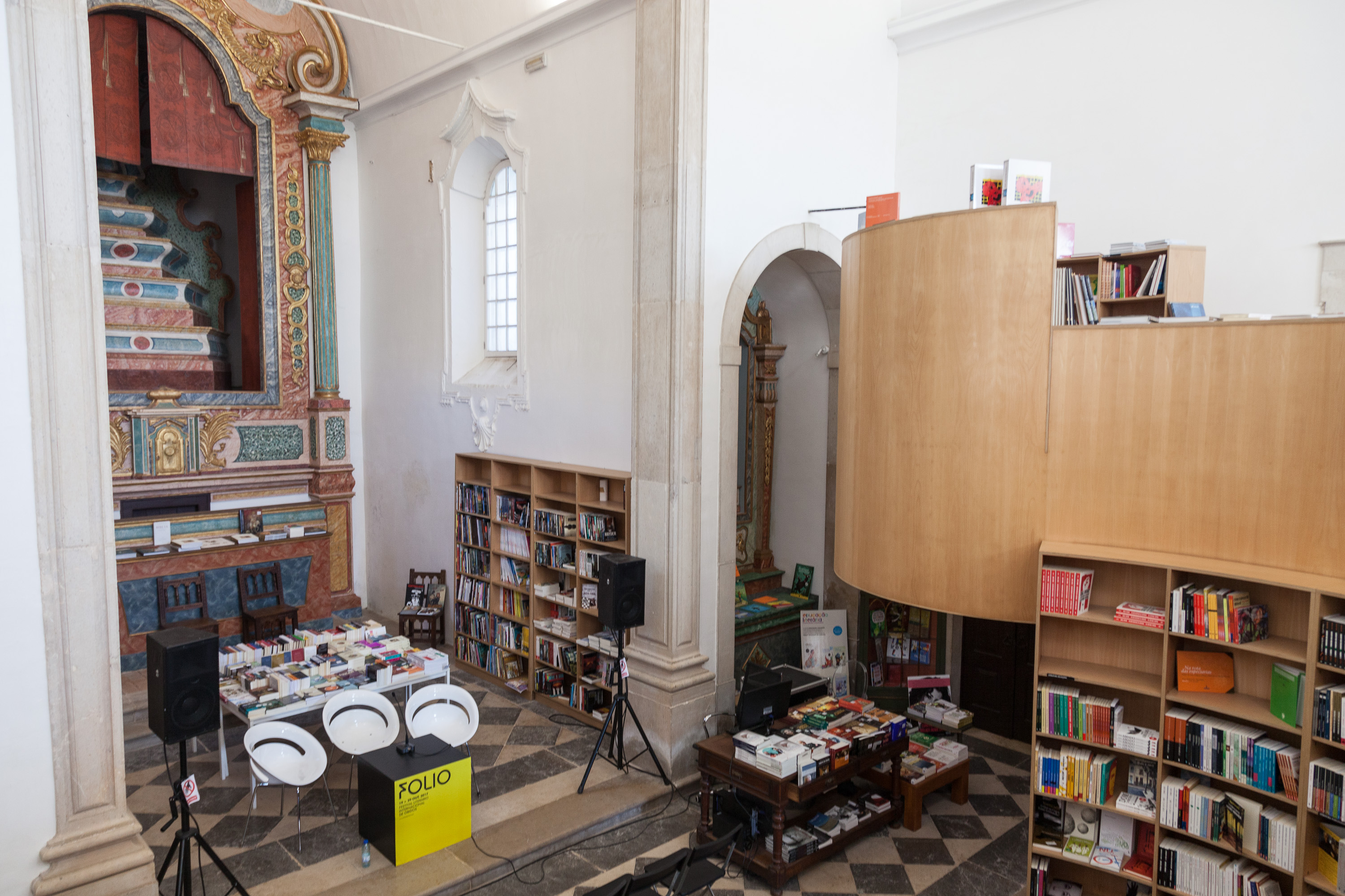 Церковь Сантьяго, превращенная в книжный магазин