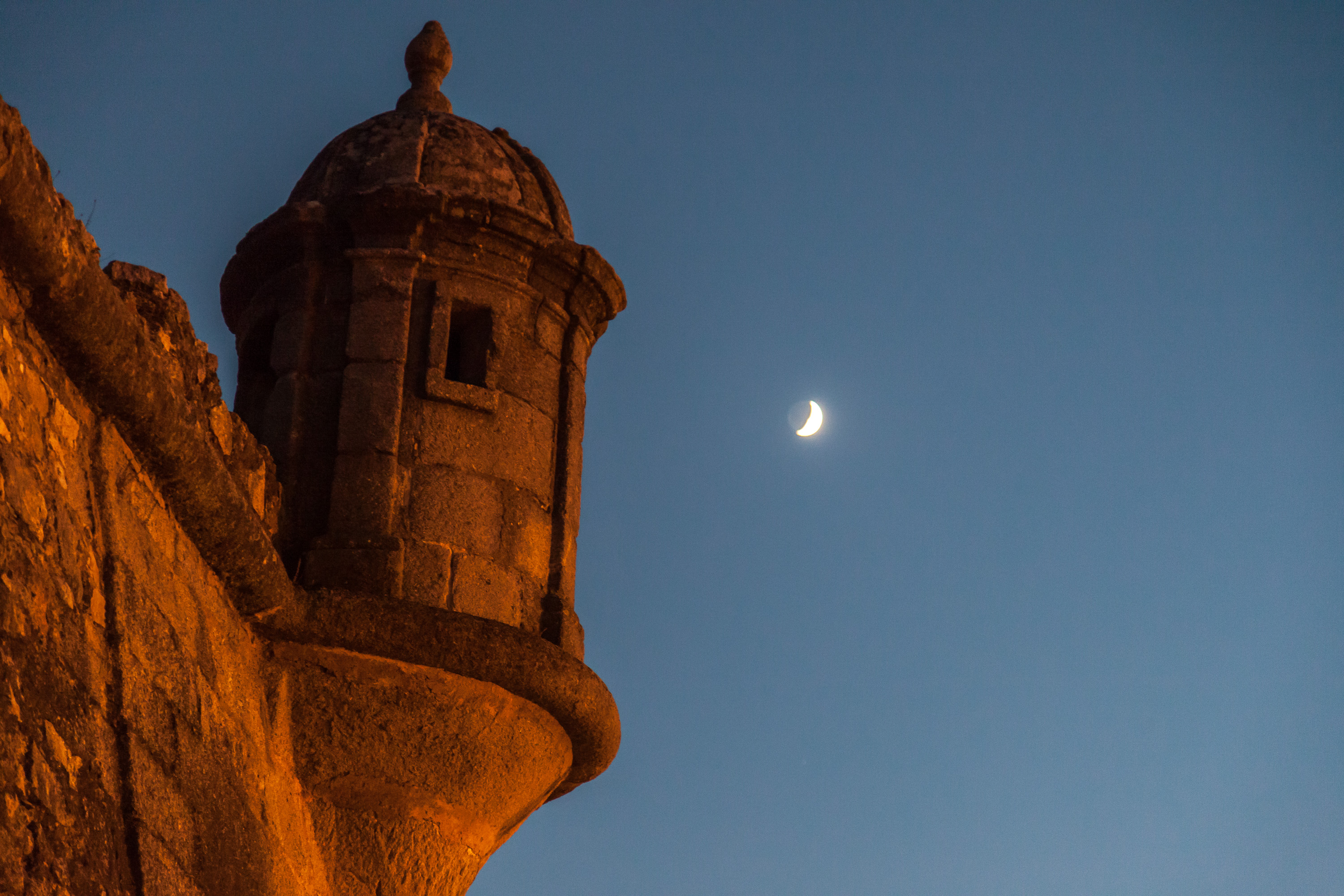 Луна над городской стеной Эворы