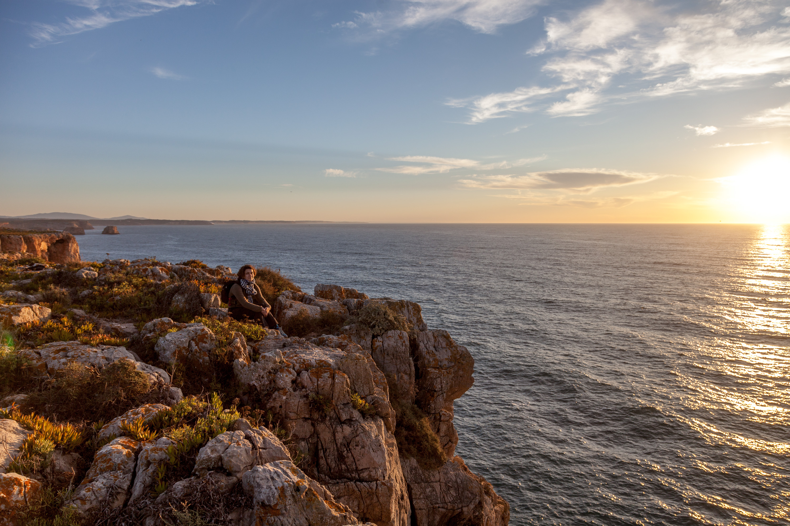 Ю встречает рассвет на мысе Сагреш