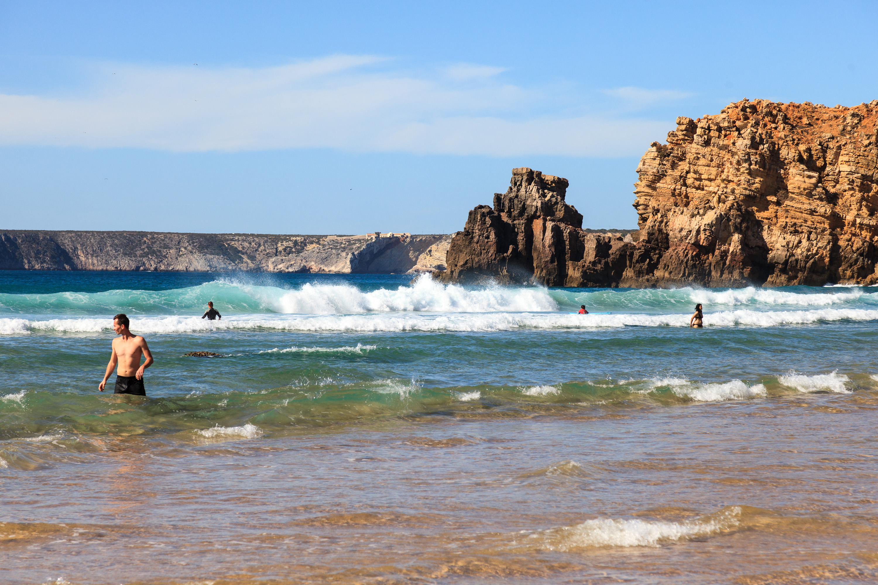 Скалы у пляжа Tonel