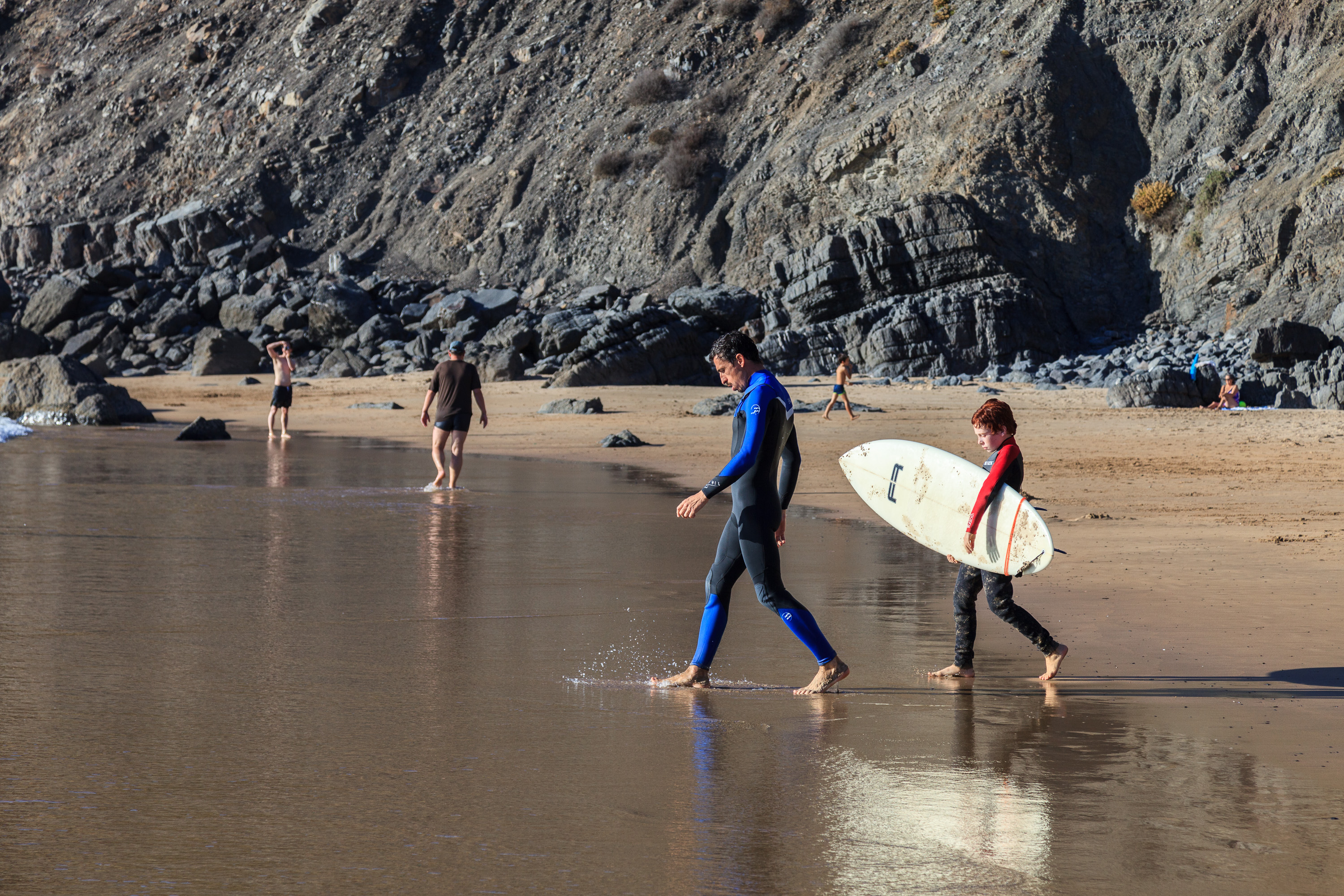 Серферы на пляже Амадо