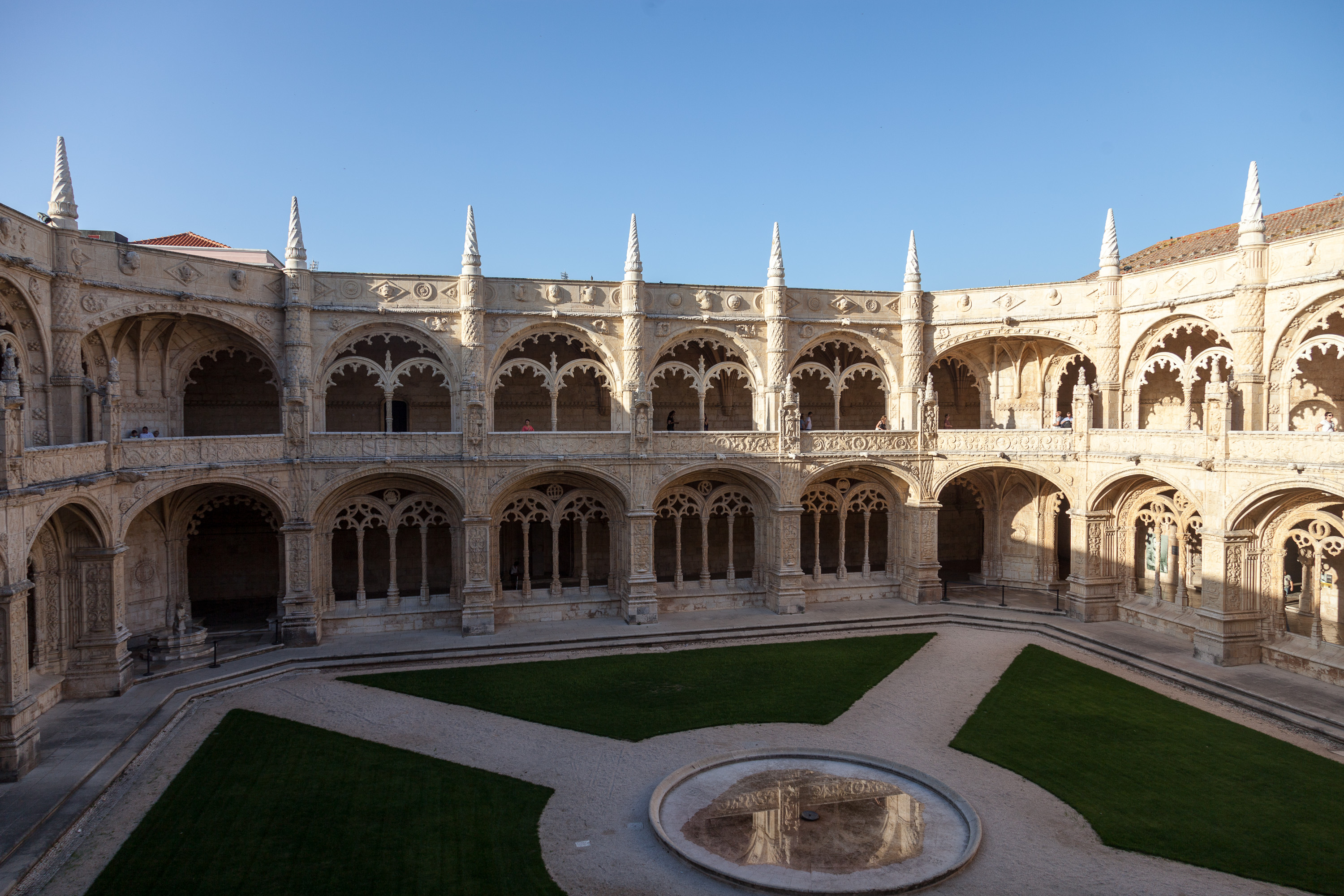 Внутренний дворик монастыря Жеронимуш в Лиссабоне