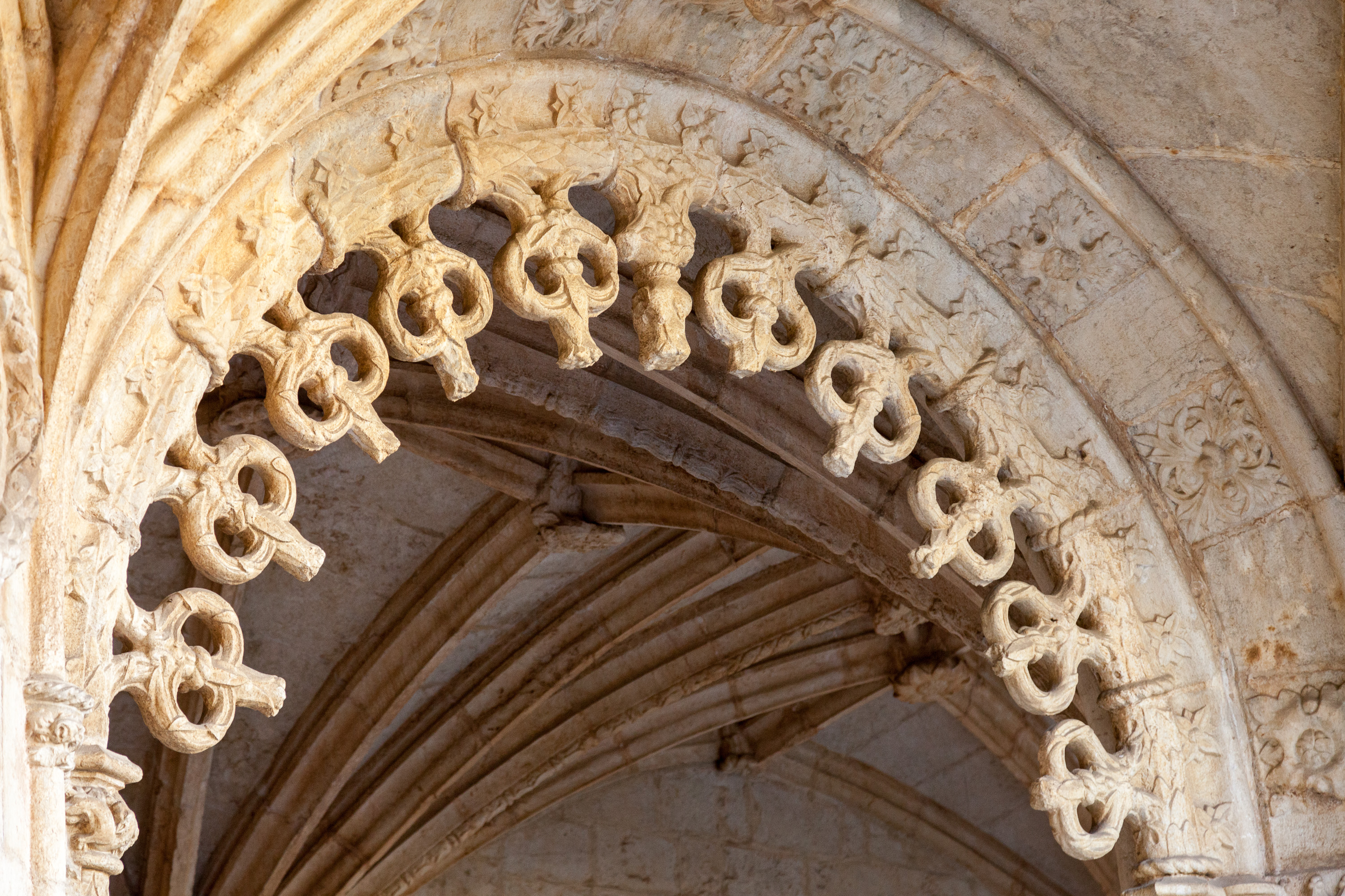 Во внутреннем дворике монастыря Жеронимуш в Лиссабоне