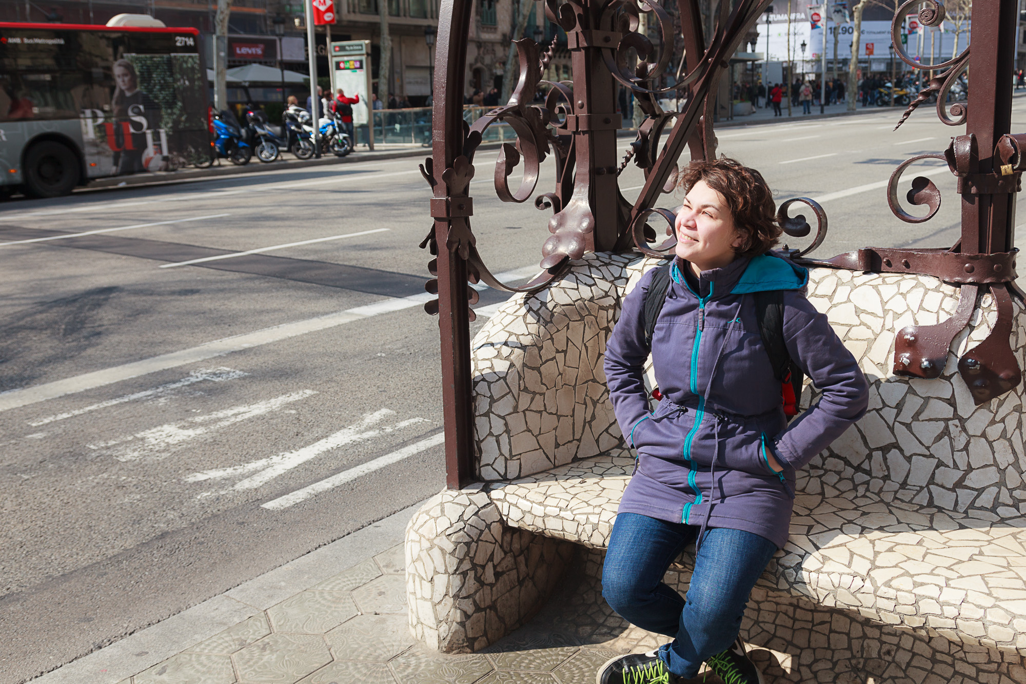 На фигурных лавочках в Квартале Раздора