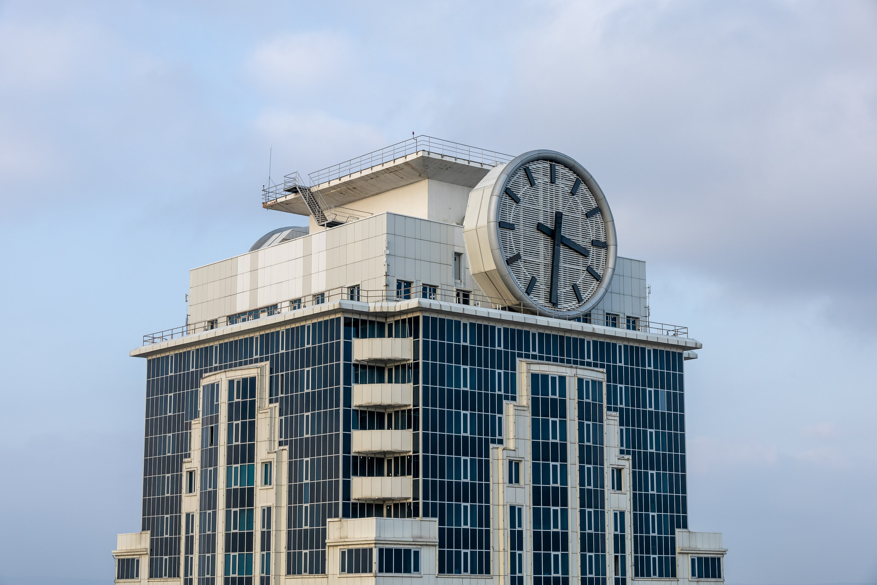 Часы на вершине одной из башен Грозный-Сити