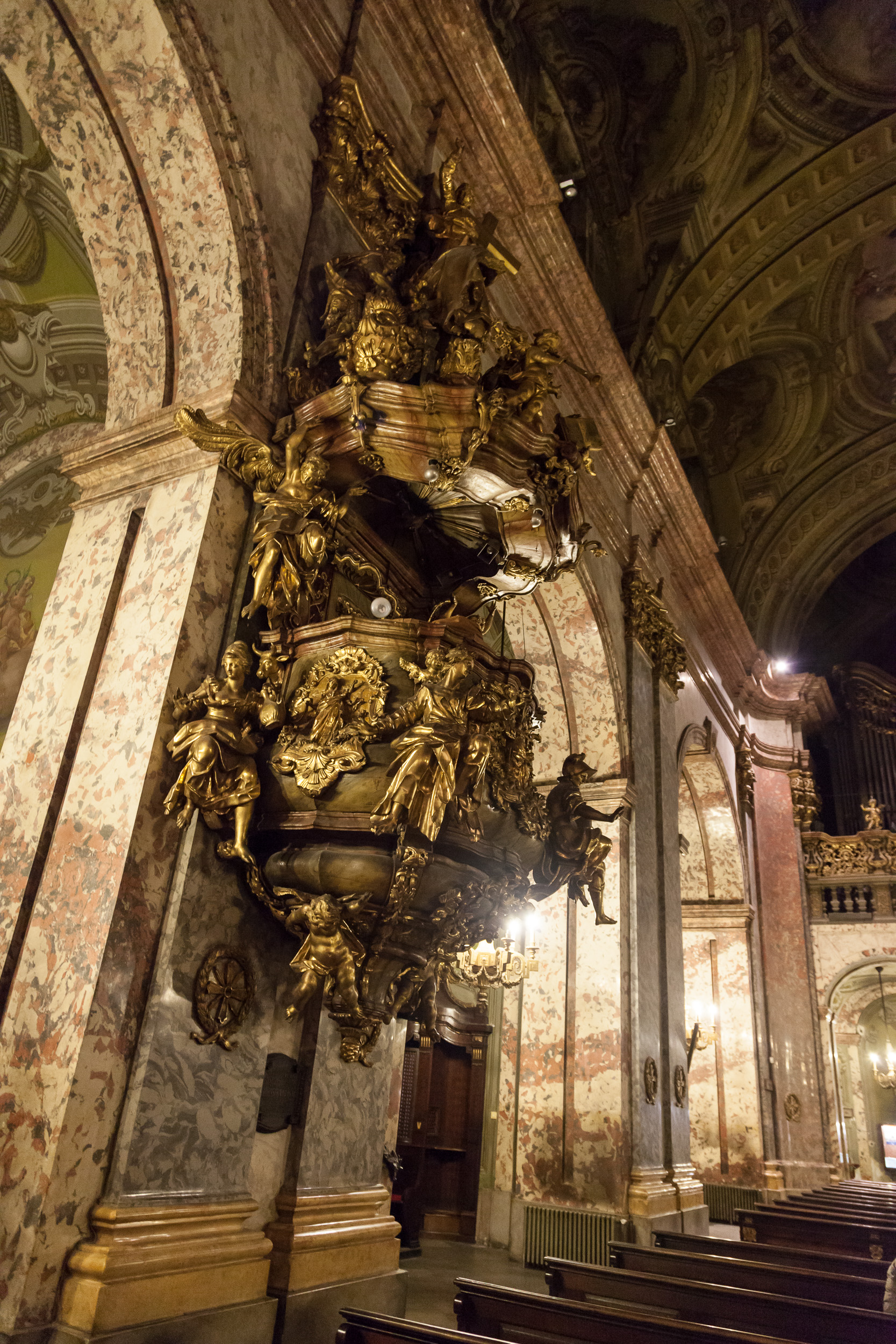 Интерьеры университетской церкви