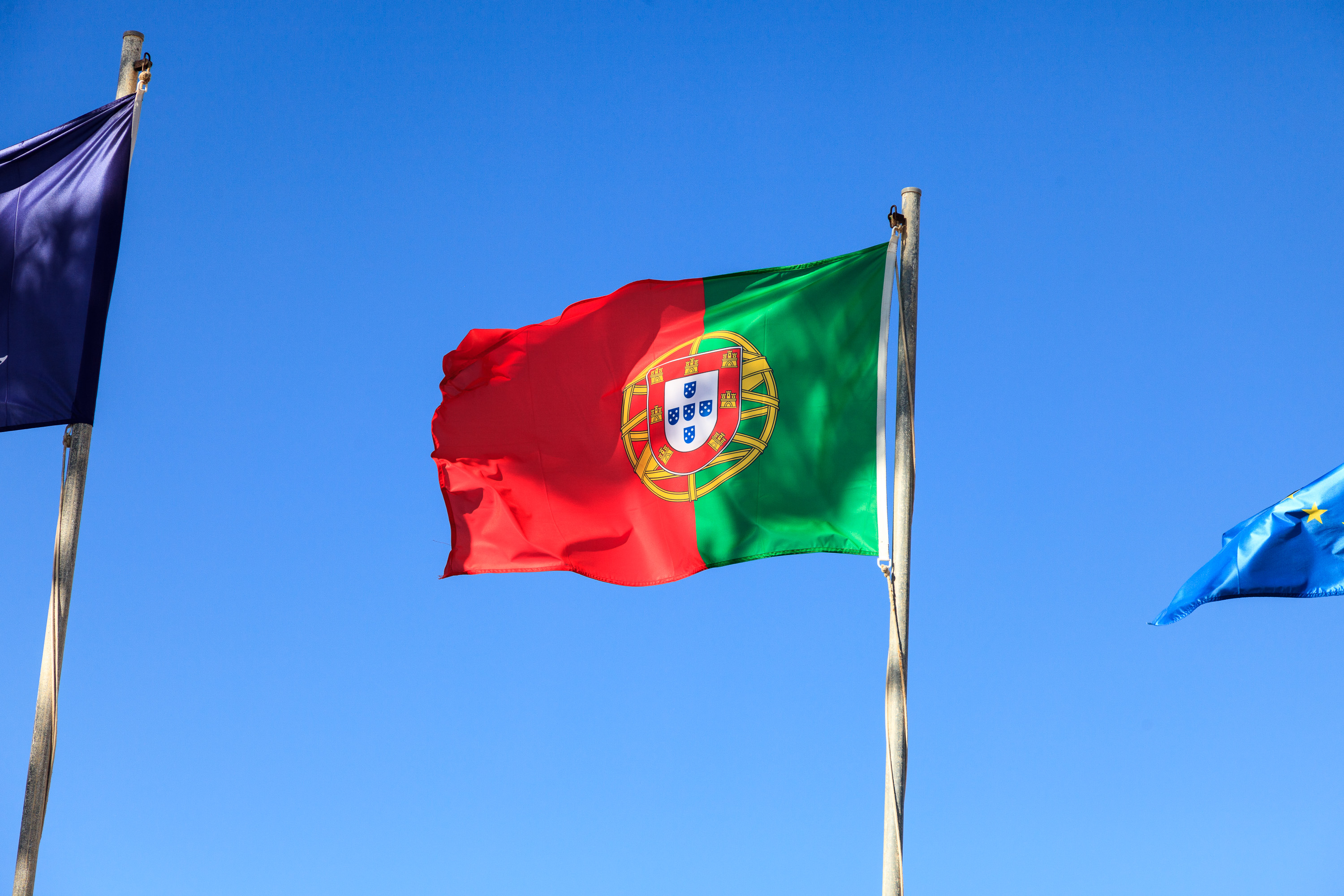 Государственный язык в стране португальский. Флаг Португалии. Государственный язык Португалии. Португальский язык флаг.