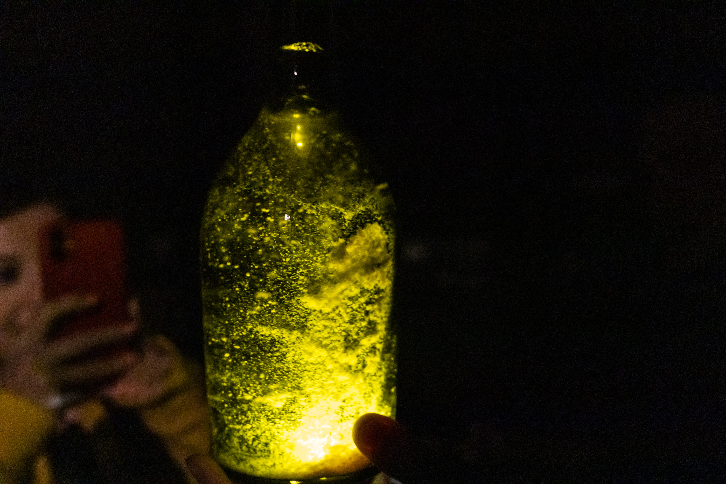 Бутылка игристого с осадком в процессе производства