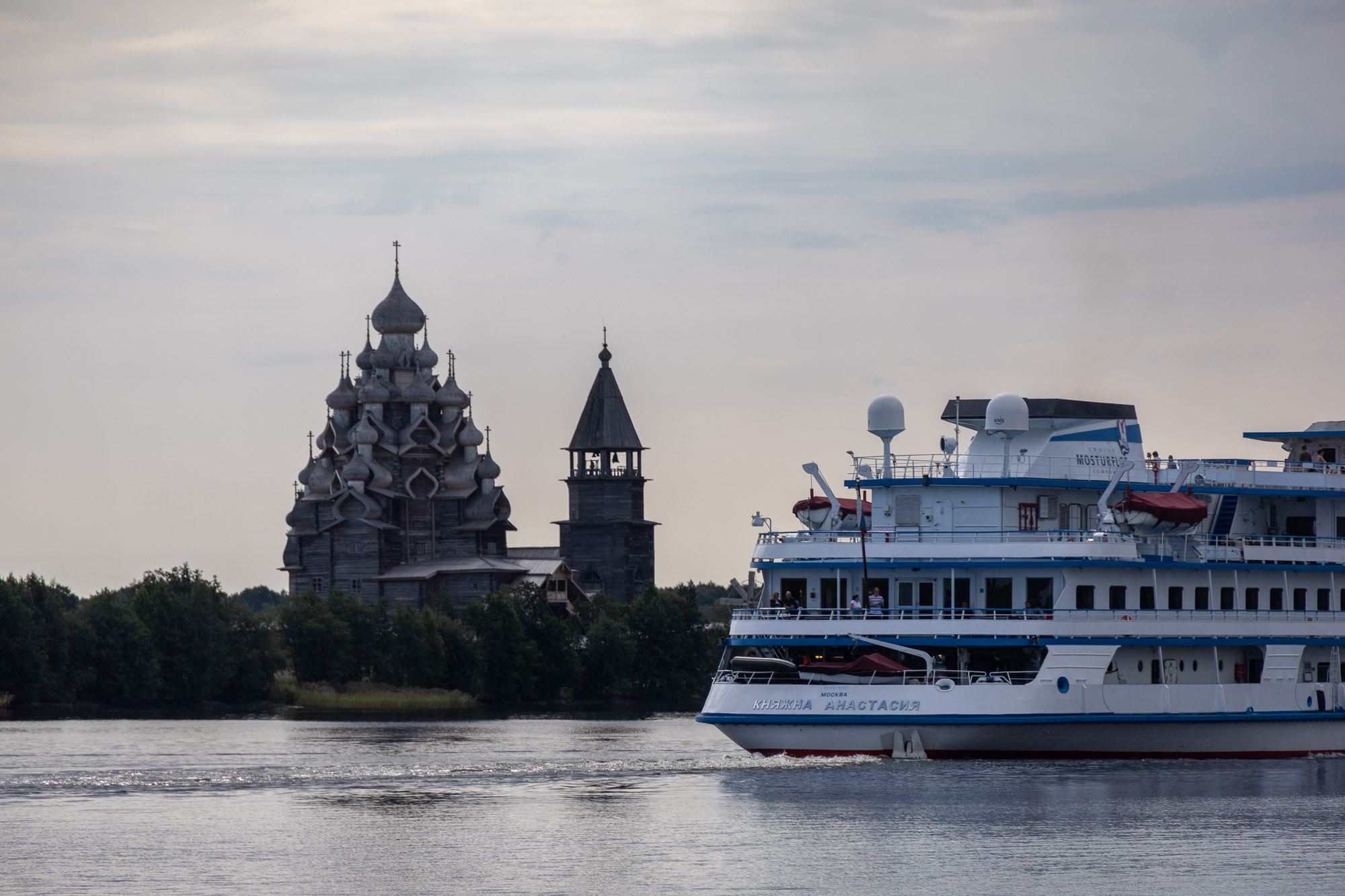 Кижский погост и круизный лайнер Княжна Анастасия